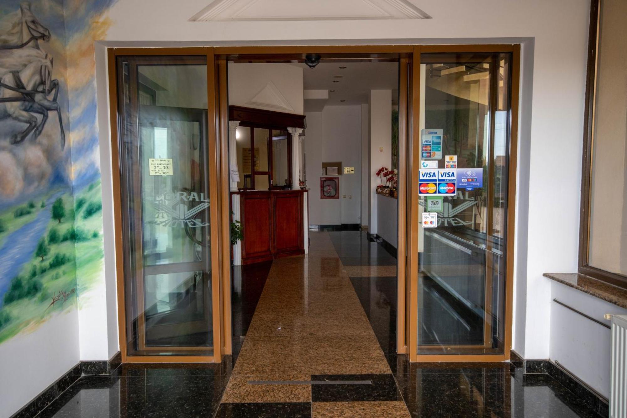 Hotel Coral Σάτου Μάρε Εξωτερικό φωτογραφία